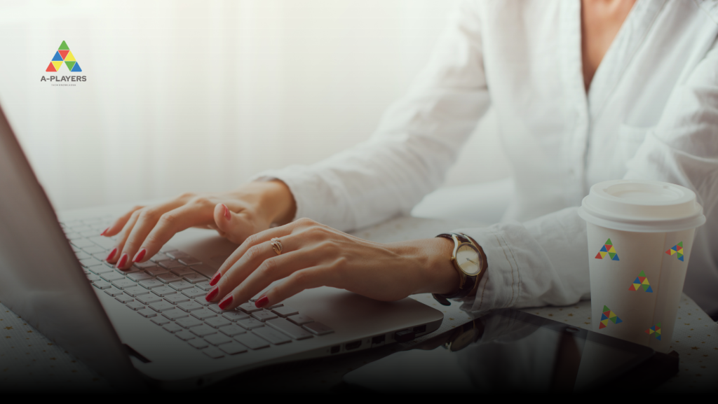 Mulher colaboradora da a-players trabalhando